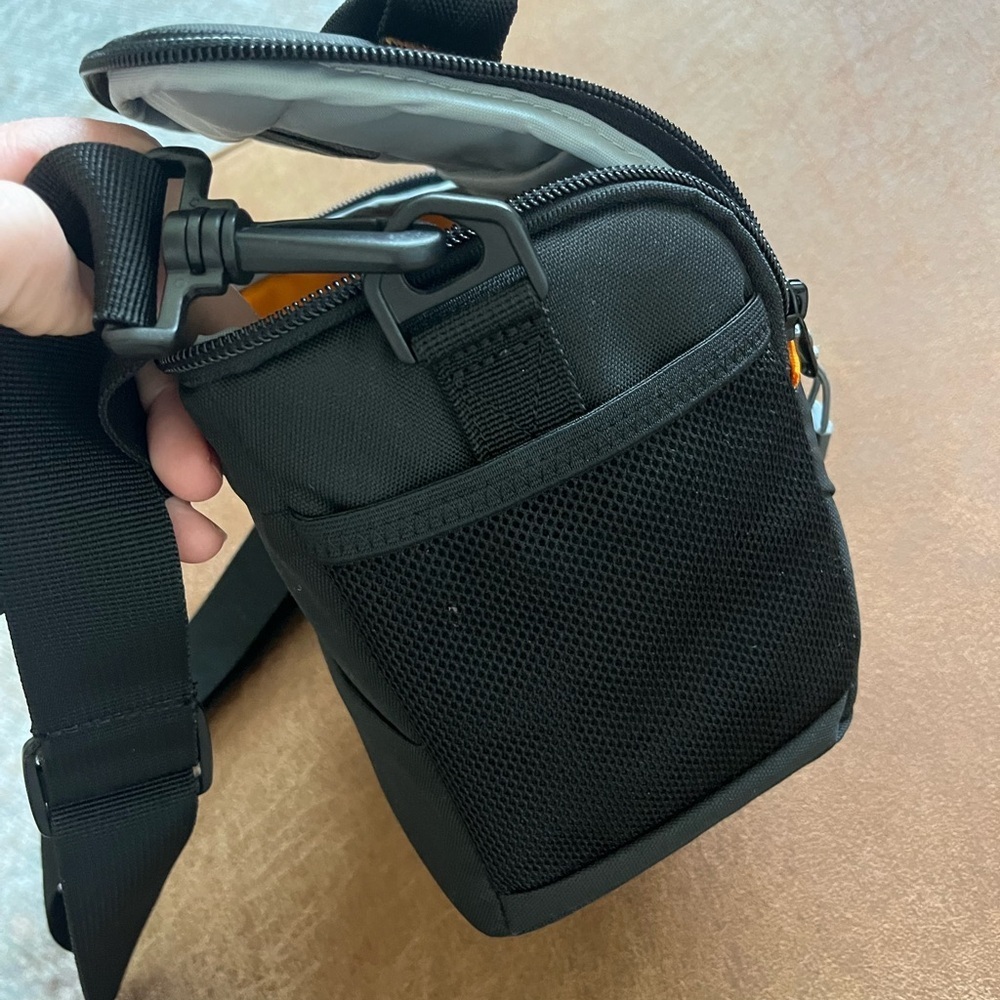 Lowepro Adventura SH 120 III 3L zippered camera bag in black - Picture 7 of 10